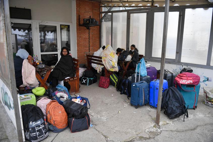 Refugiati indieni trec granita in Romania prin vama Siret, in apropierea localitatii Siret, Suceava, sambata 26 februarie 2021. Credit foto: Inquam Photos / Alex Nicodim