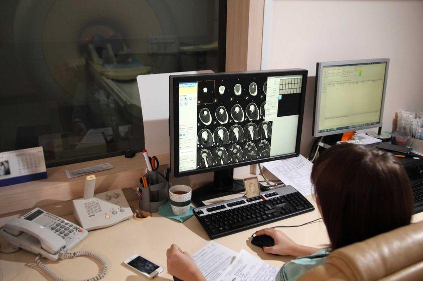 Potrivit Raportului Național al Stării de Sănătate a Populației, publicat de Institutul Național de Sănătate Publică, în 2022 mai bine de jumătate dintre aparatele RMN din țară se găseau în rețeaua privată de sănătate. Foto © Mastervideo68 / Dreamstime.com