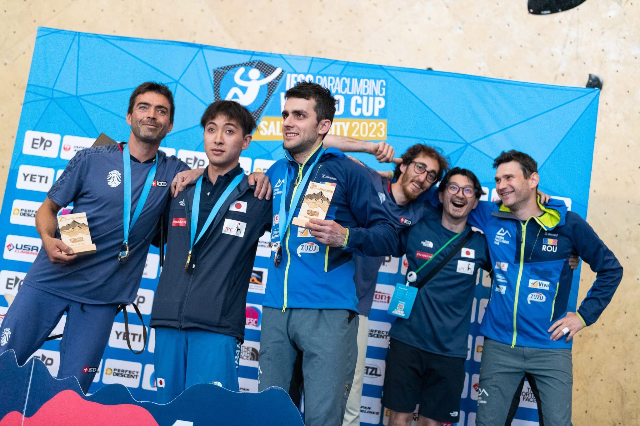 Răzvan Nedu, bronz la campionatul mondial de paraclimbing de la Salt Lake City 2023, antrenat de Claudiu Miu (dreapta). Foto: Slobodan Miskovic