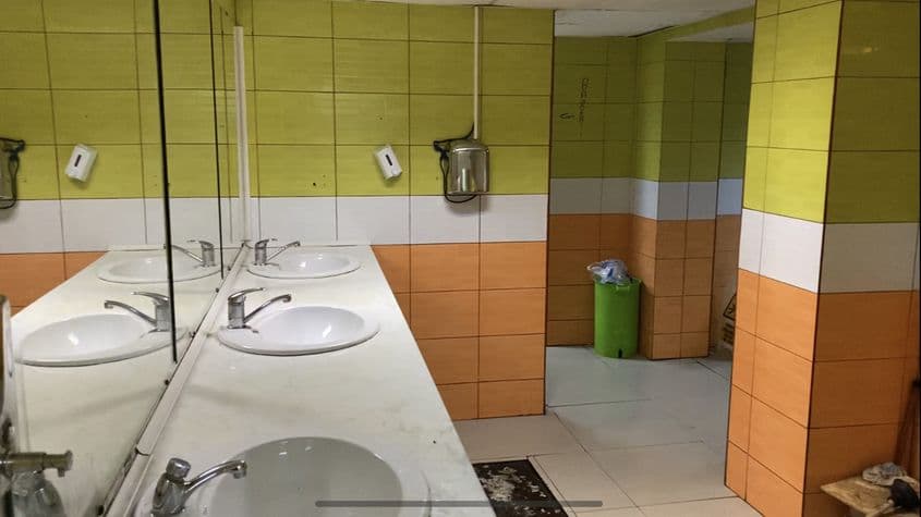 Folosirea toaletei costă 1,5 lei, iar hârtia igienică roz e gata-ruptă și împărțită în trei pătrățele. O primești odată cu achitarea taxei. Foto: Maria Tufan