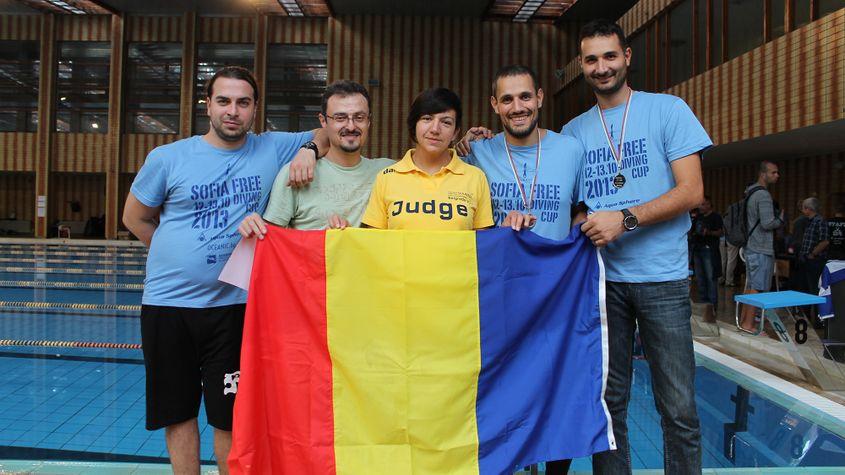 Adrian Sandu (al doilea din dreapta), alături de colegi din echipa de freediving a României.
