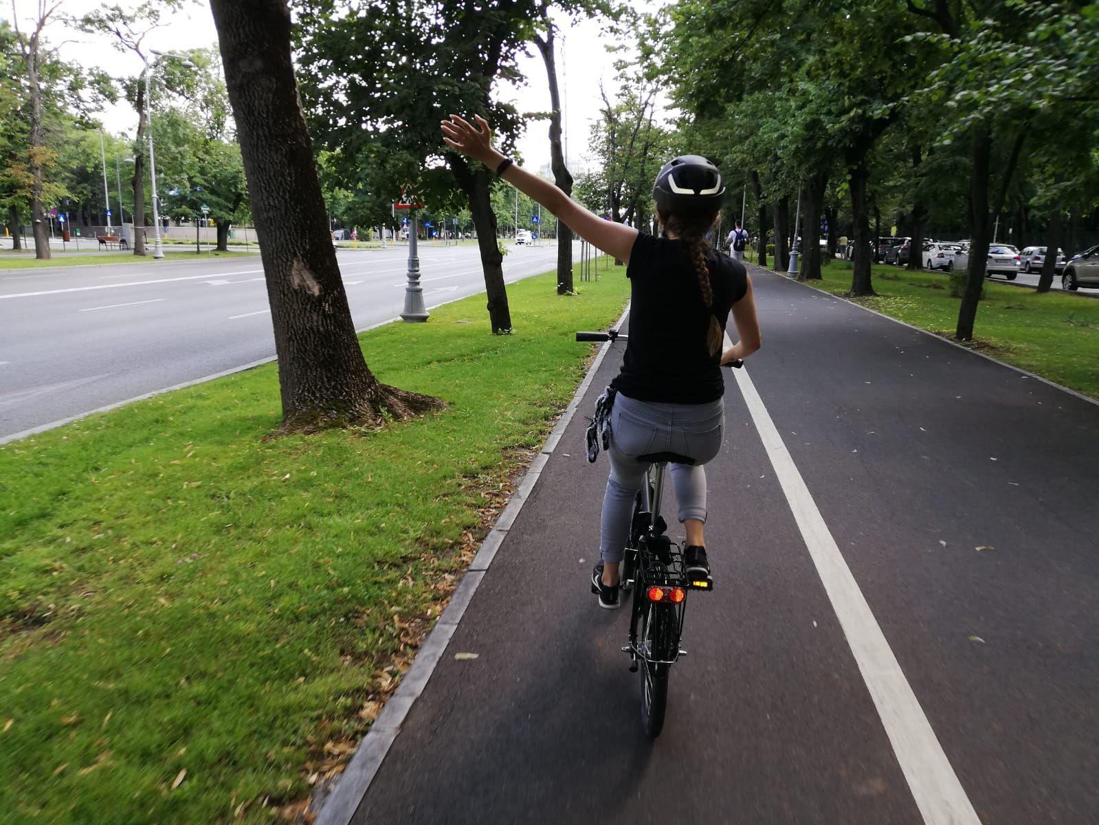 E frumos cu bicicleta în București, dacă mergi doar pe pista de pe Calea Victoriei și prin zonele care nu sunt întrerupte, dacă nu mergi seara, pentru a nu fi aglomerat și dacă nu vrei să folosești bicicleta ca mijloc de transport. Foto: Laura Popa