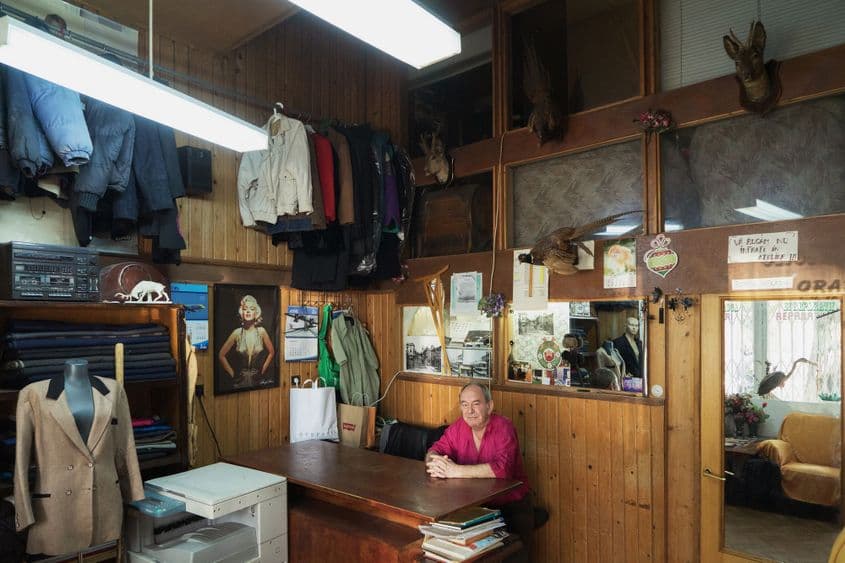 Croitoria cu faţada interbelică a meșterului Constantin, care are o astfel de imagine agățată pe perete, ne amintește de atmosfera din trecut de pe Calea Griviţei. Stofe româneşti făcute la Braşov aşteaptă pe raft. Domnul Constantin a păstrat afacerea de familie şi lucrează cu fiul şi nora lui, face retuşuri şi mult mai rar costume bărbăteşti de la zero. Domnul Constantin are nenumărate povești: odată intrat în atelier afli care sunt semnele prin care poţi să-ți dai seama cum îţi vine bine un sacou, dar şi multe detalii despre cum obişnuia să arate strada şi ce schimbari au survenit.