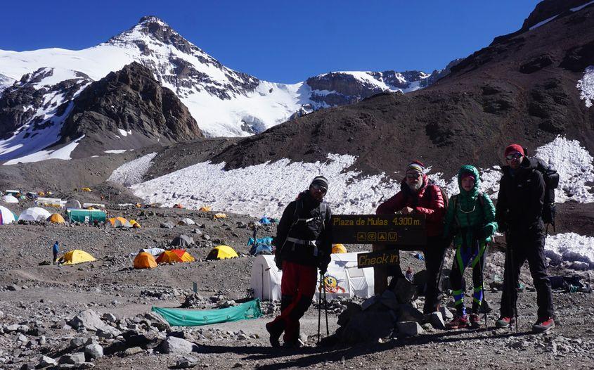 Ovidiu Popescu (în centru), alături de fiica sa, în Plaza de Mulas.