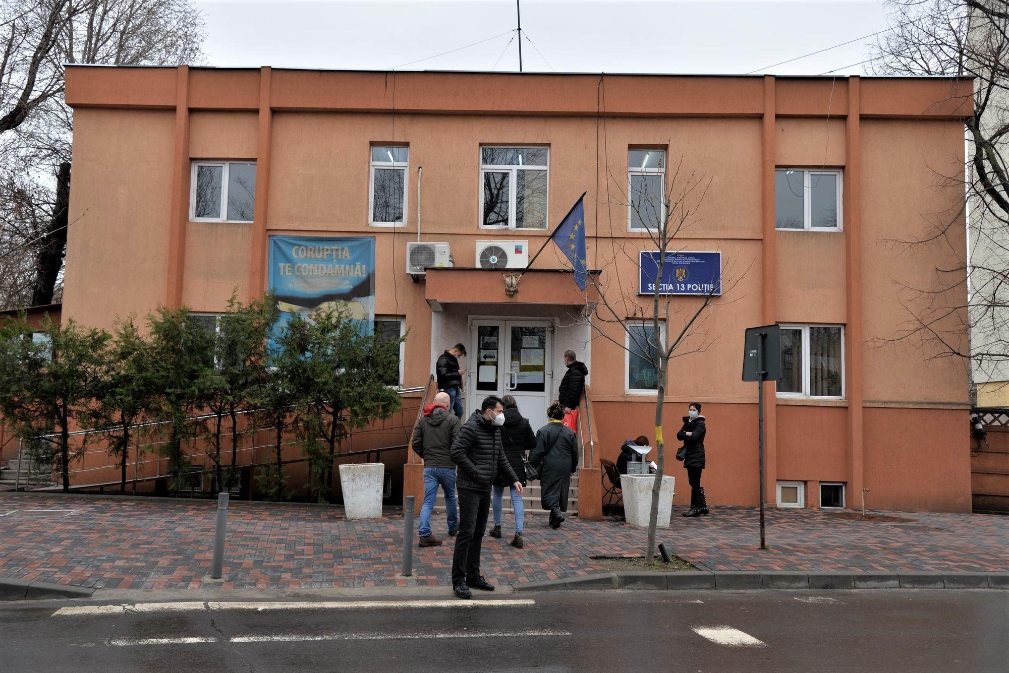 Secția 13 Poliție are sediul într-o clădire din Sectorul 3 care-n 2016 a fost încadrată în clasa I de risc. Foto Lucian Muntean