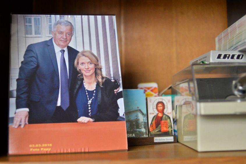 Primarul Mateescu ţine pe birou o fotografie în care e alături de preşedintele PNL, Alina Gorghiu.