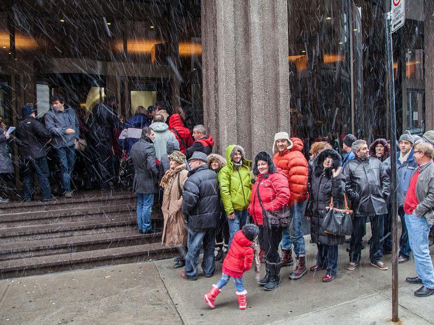Montreal, 16 noiembrie 2014. Mii de români au așteptat în frig să poată vota în turul doi al alegerilor prezidențiale. Foto: Cristian Mijea