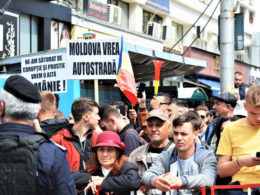 Moldova n-are decât un metru de autostradă. Toți liderii politici vin să ceară voturi folosind aceleași drumuri trasate de Ștefan el Mare. Foto: Viorel Ilișoi