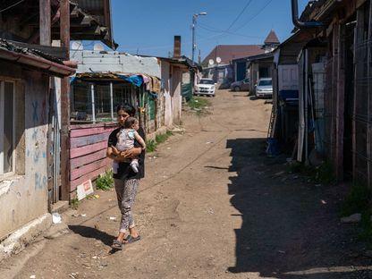 De 9 ani o asociație din Cluj a început un proces de relocare al romilor din ghetoul de la Pata-Rât în apartamente cumpărate prin fonduri norvegiene. Foto: Raul Ștef (c)