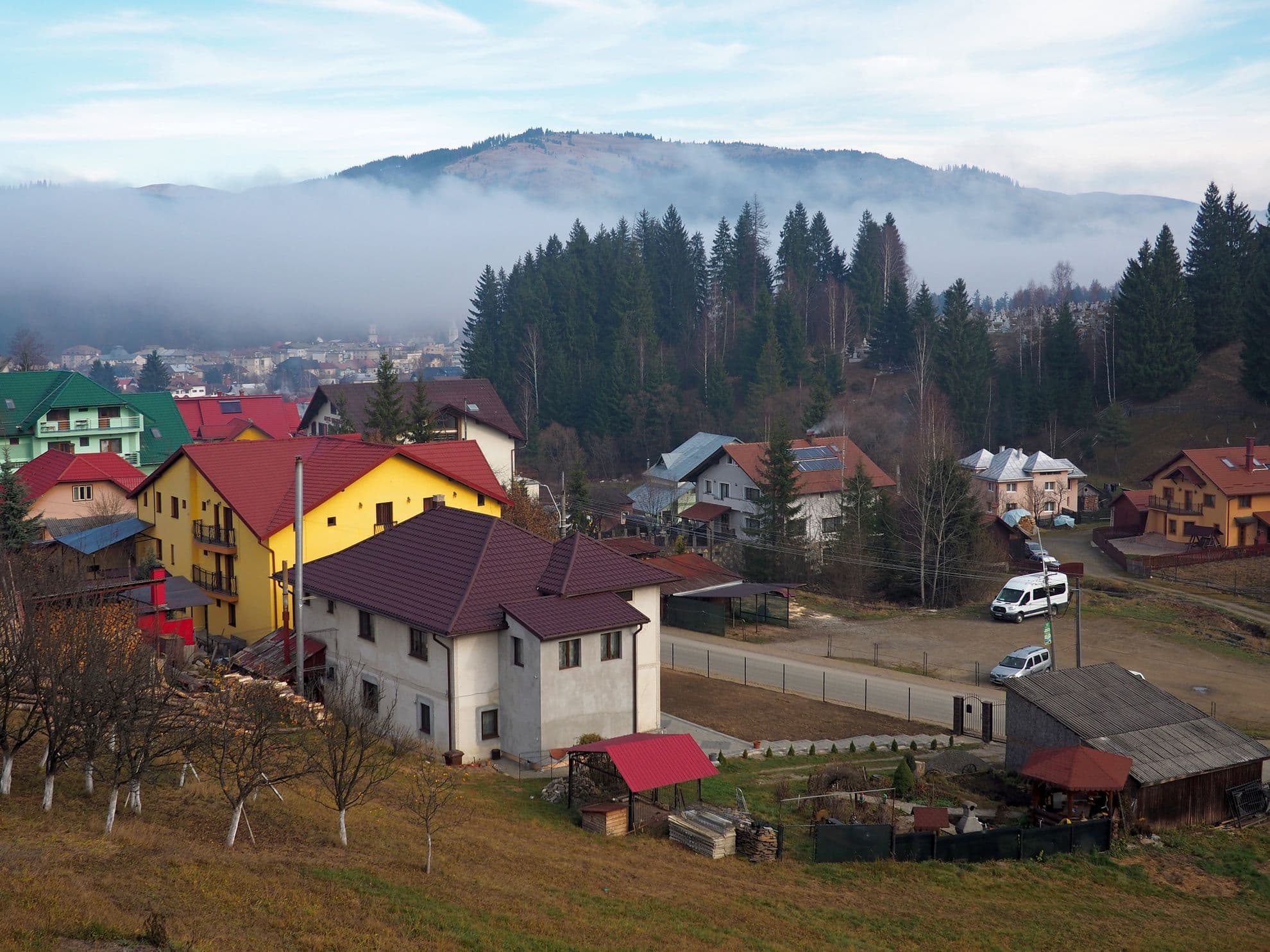 Dimineața devreme răsare din ceață un orășel încă ațipit, dar în culori vesele