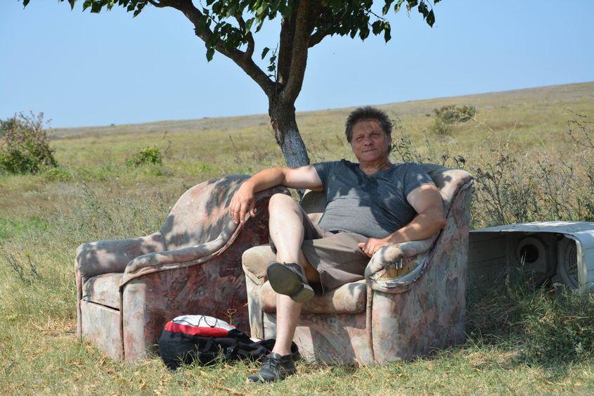 La margine de țară, în așteptarea unui frizer.