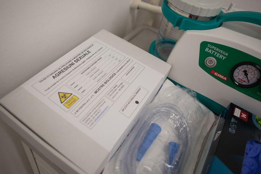 La nivelul fiecărui centru de intervenție pentru victimele violenței sexuale ar trebui să există kit-uri pentru prelevarea de probe biologice, astfel încât victima să nu mai fie nevoită să facă un drum și la IML. Foto: Inquam Photos / Ilona Andrei