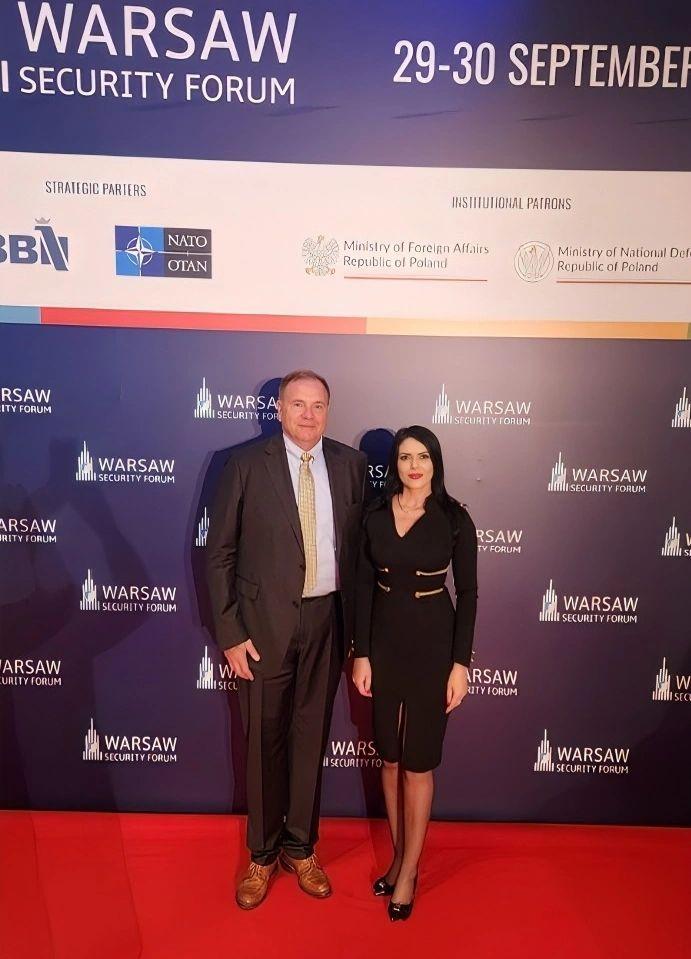 Ioana Păiuș alături de Ben Hodges, fostul comandant al trupelor americane în Europa, la Warsaw Security Forum. Sursă foto: LinkedIn/Ioana Păiuș