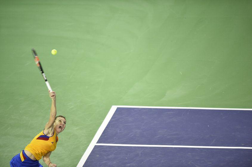Simona Halep, la serviciu.