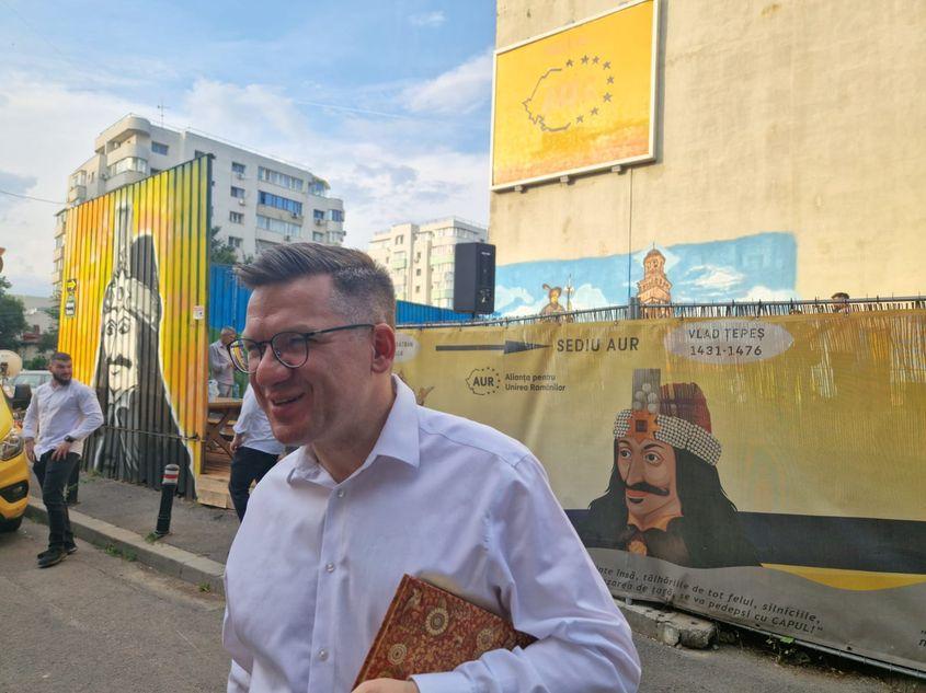 Mihail Neamțu întreabă reporterii români de ce nu-l investighează pe Biden. Foto: Răzvan Filip