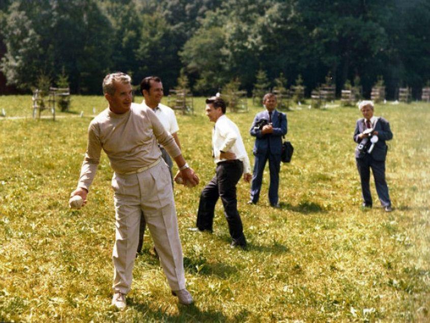 Secondat în sporturi de relaxare de Ion Iliescu, cel care avea să-l omoare, Ceaușescu pierduse deja orice legătură cu realitatea. Sursa foto: Fototeca online a comunismului românesc
