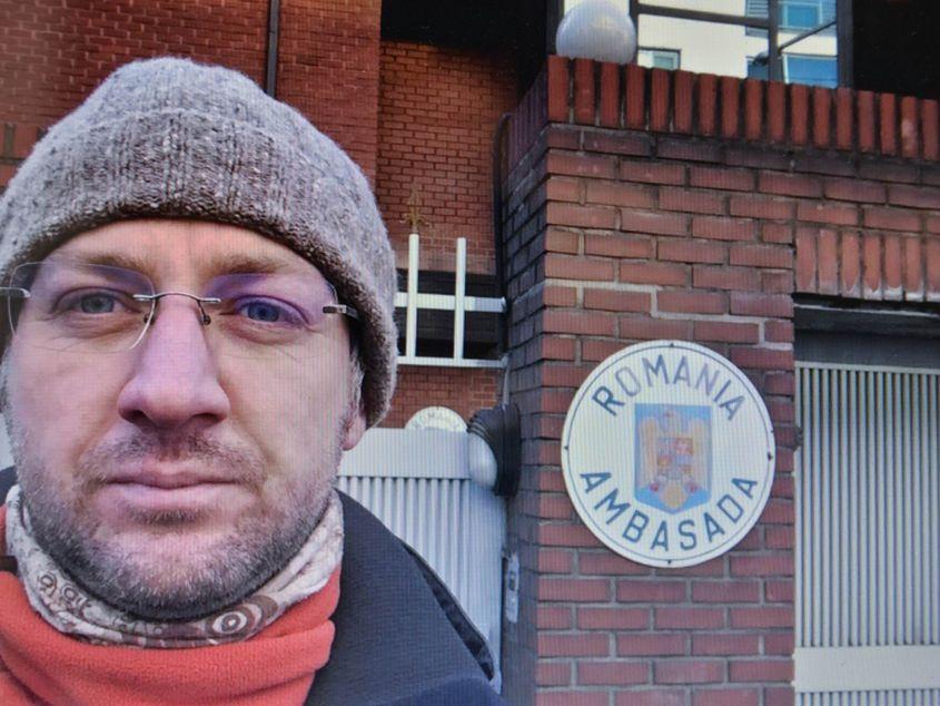 Chirurgul plastician Mihai Așchilian a protestat în fața Ambasadei României de la Seul