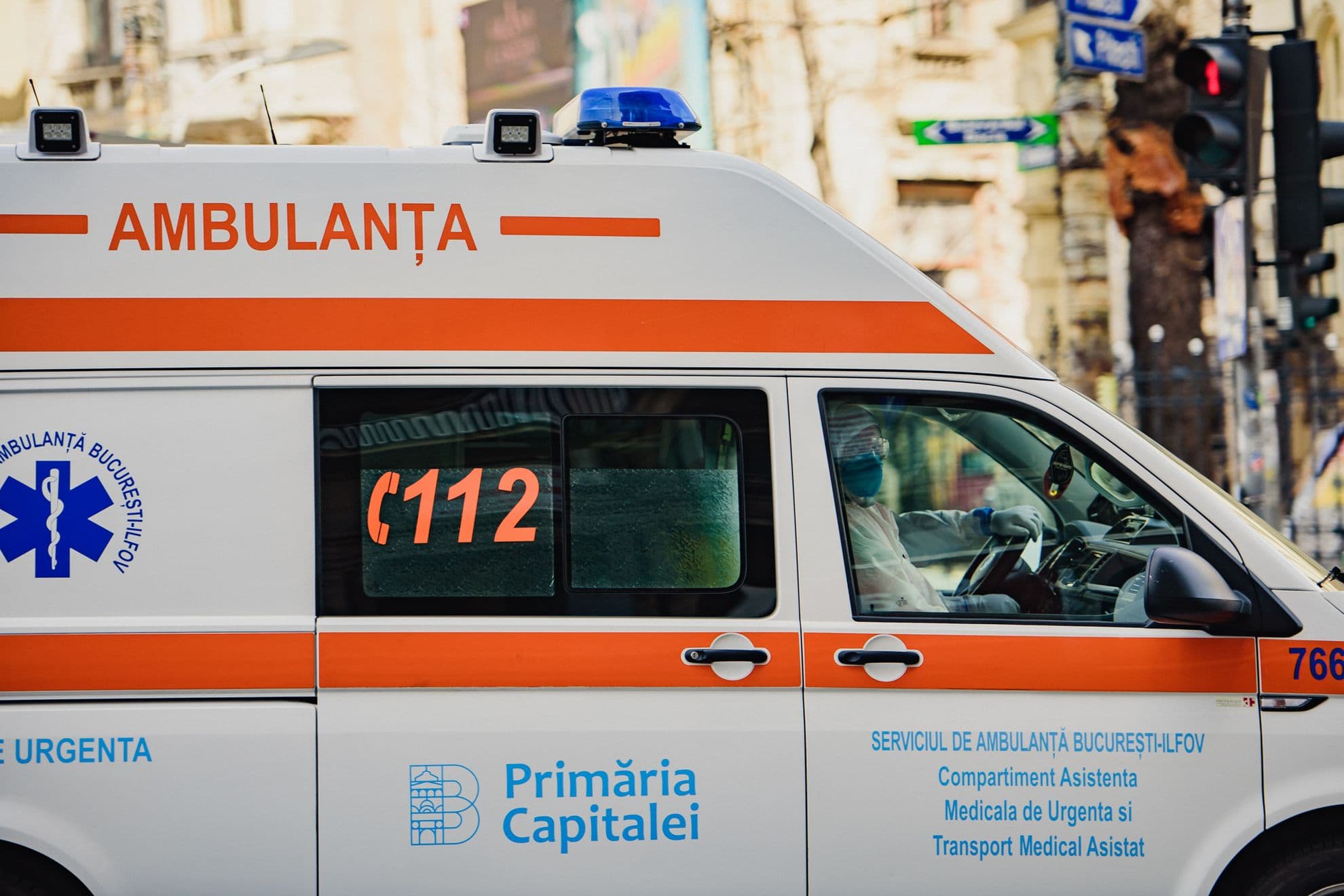 Ambulanță în misiune către preluarea unui pacient posibil infectat cu noul coronavirus. Foto: Ioana Epure