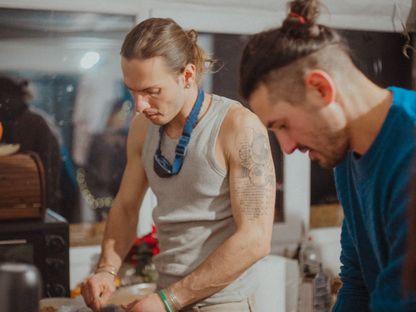 Cum să-ți reprogramezi mintea ca să scapi de boli și probleme de sănătate mintală. Incursiune în lumea vracilor New Age și a cetățenilor suverani (I)