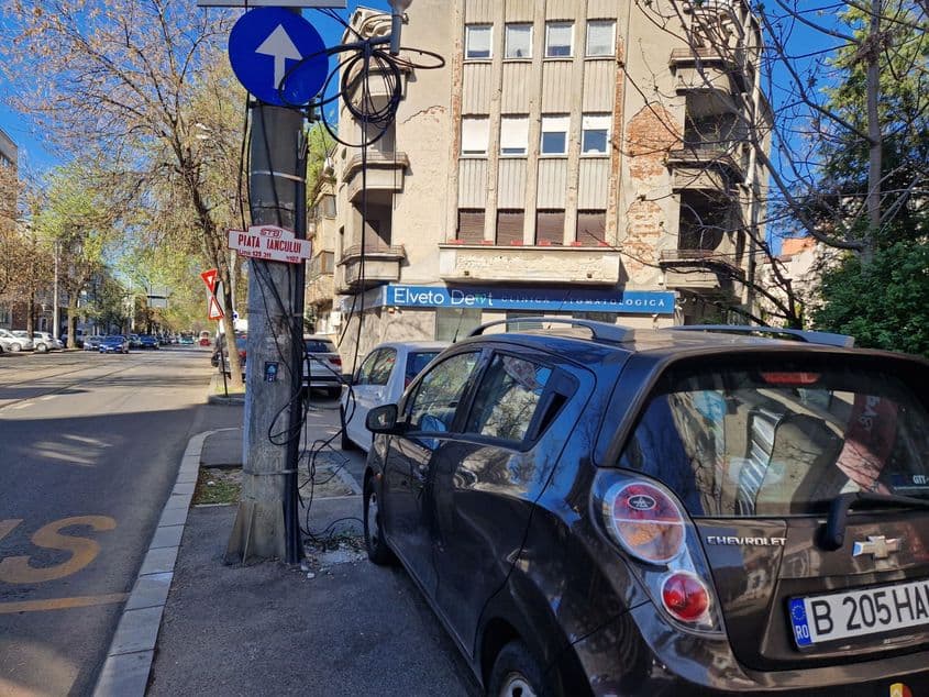 Trotuarele de pe bulevardul Pache Protopopescu din sectorul 2 au fost acaparate de mașini. FOTO: Răzvan Filip