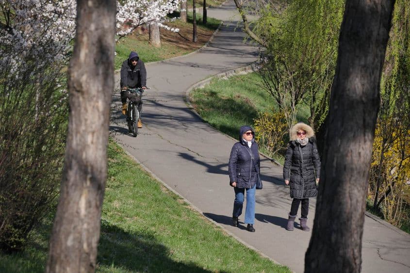 Cu doar 10 zile în urmă, lumea se plimba de zor prin parcuri. Foto: Lucian Muntean