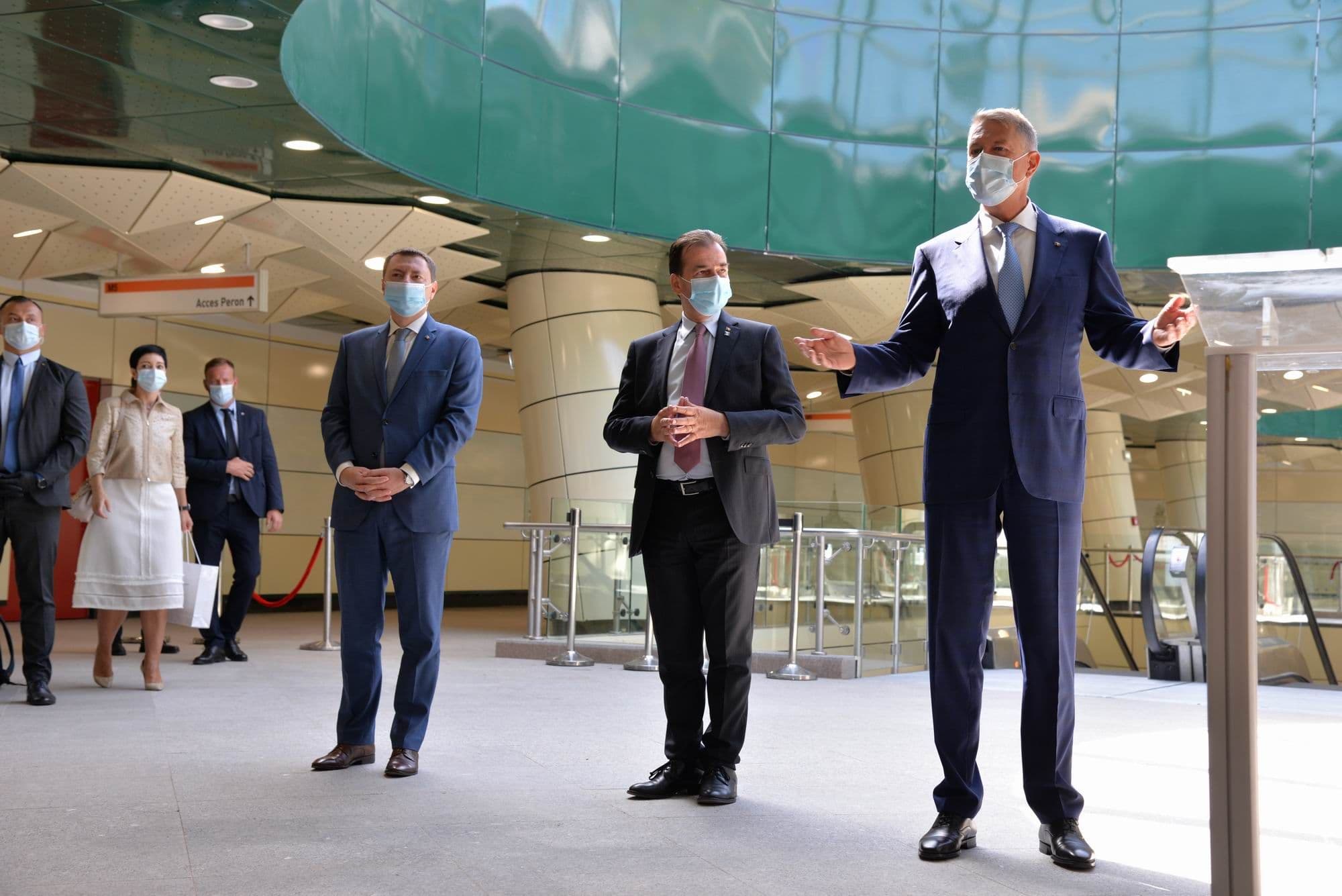 S-au mai întâmplat și minuni anul acesta, <a target="_blank" rel="noreferrer noopener" href="https://pressone.ro/mica-unire-cum-a-intrat-drumul-taberei-in-sfarsit-in-bucuresti" target="_blank">precum deschiderea noii magistrale de metrou din Drumul Tabere</a>i, București, prilej pentru un desant distanțat social cu politicieni. Foto Lucian Muntean