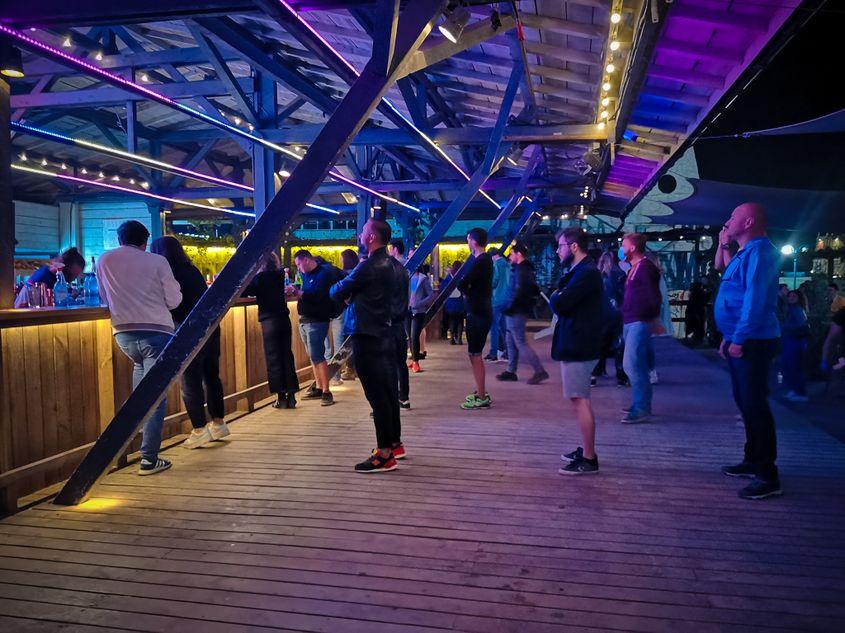 Coadă cu distanțare socială noaptea, în Expirat Vama Veche. Foto: Paul Manolescu