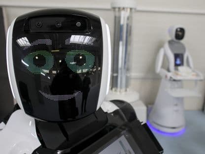 Știri din cealaltă Românie: în Galați roboții dezinfectează spitalul, iar în Vaslui se vinde un garaj la preț de apartament