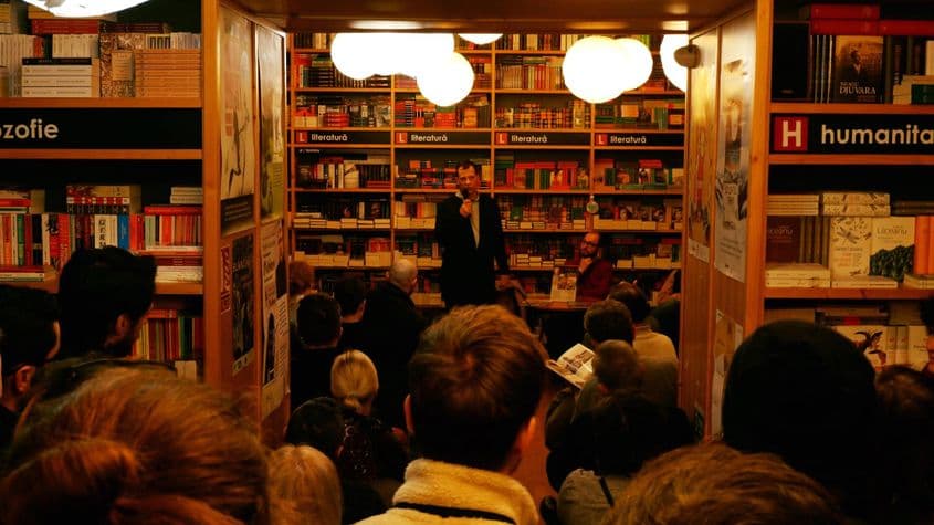 Radu Oltean, la întâlnirea cu cititorii clujeni. Foto: Librăria Humanitas Cluj.