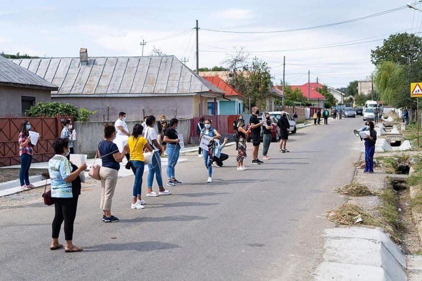 Protest al grupului de femei Valea Seacă pentru a atrage atenția că prin neimplicarea poliției sunt mușamalizate cazuri de viol și violență împotriva tinerelor și femeilor rome. FOTO E-Romnja