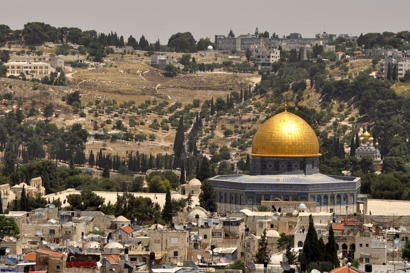 Perspectivă din așa-numitul Turn al lui David (în care David n-a fost niciodată) către cartierul evreiesc și Domul Stâncii. În fundal e Muntele Măslinilor.