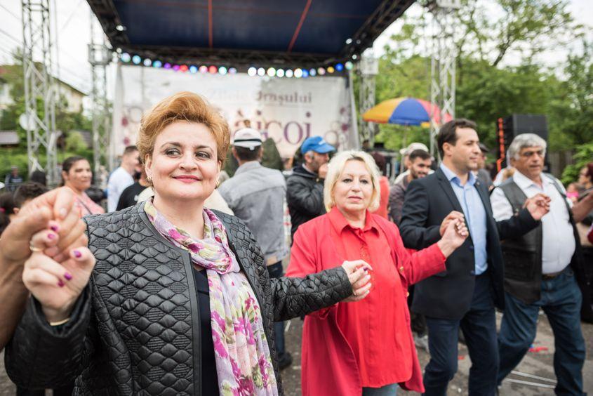 Vicepremierul Grațiela Gavrilescu (în prim-plan) și hora la Băicoi.