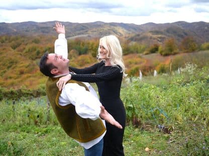 În vremea asta, Cătălin...