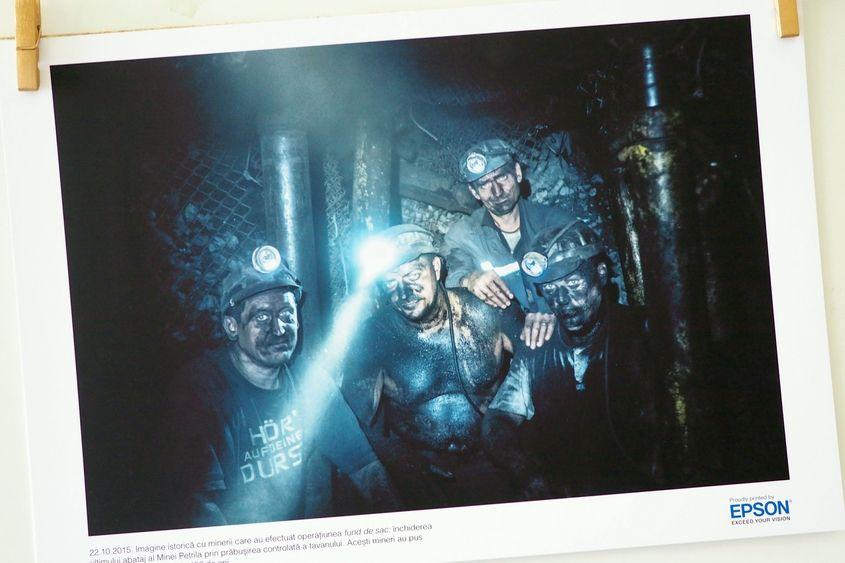 Imagine istorică: minerii care au scos ultima tonă de cărbune din Mina Petrila. O fotografie din expoziția lui Andrei Dăscălescu.