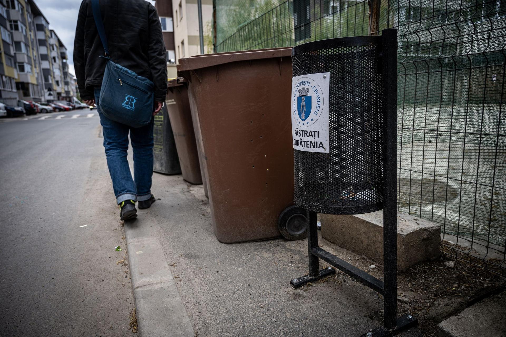 Un om și-un tomberon abia au loc împreună pe un trotuar obișnuit din Popești-Leordeni. Foto: Mihai von Eremia