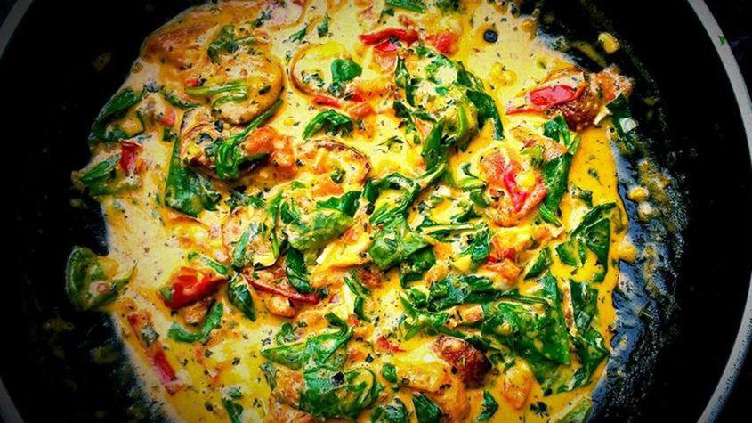 Chorizo în sos cremos de vin și smântână, o rețetă de Cristi Roman.