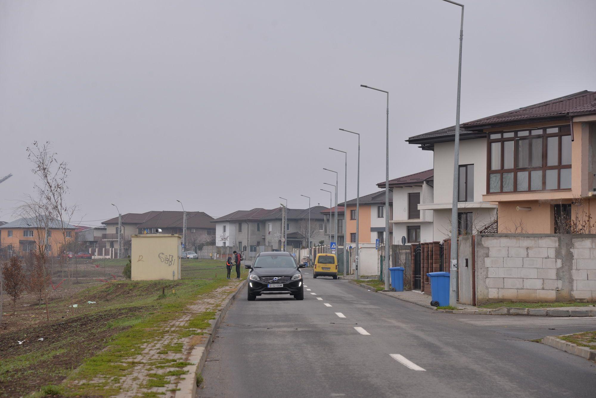 În stânga va fi construit noul parc, în dreapta e cartierul de locuințe sociale tip duplex. De trotuare și pietoni nu pare a se preocupa cineva