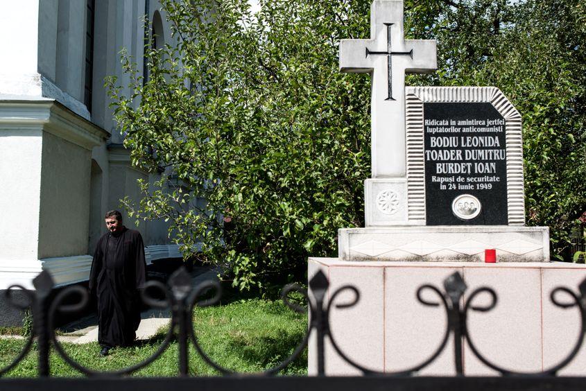 Monumentul dedicat martirilor din Dealul Crucii, aflat în curtea bisericii din satul Nepos. Foto: Raul Ștef