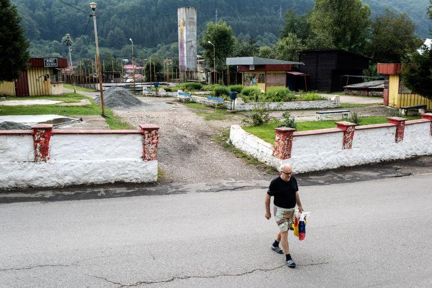 Parcul din Anina e denivelat din cauza prafului de cărbune care arde mocnit în subsol.