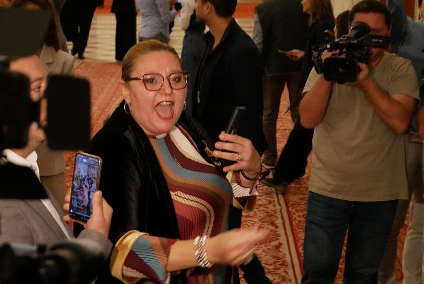 Diana Șoșoacă strigă către jurnaliști și parlamentari, înaintea începerii ședinței de plen. FOTO: Norbert Nemeș