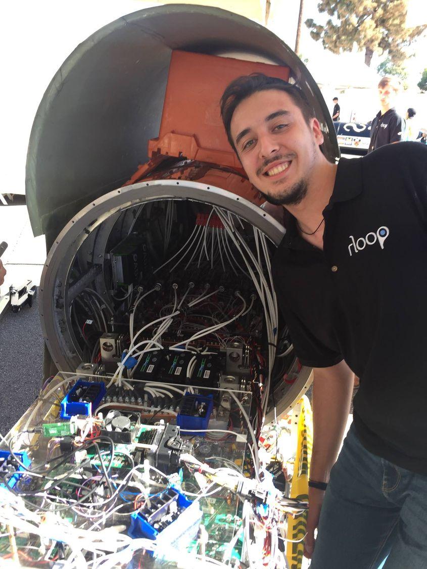 Denis, în timp ce construia partea electrică a capsulei. Foto: Arhiva personală