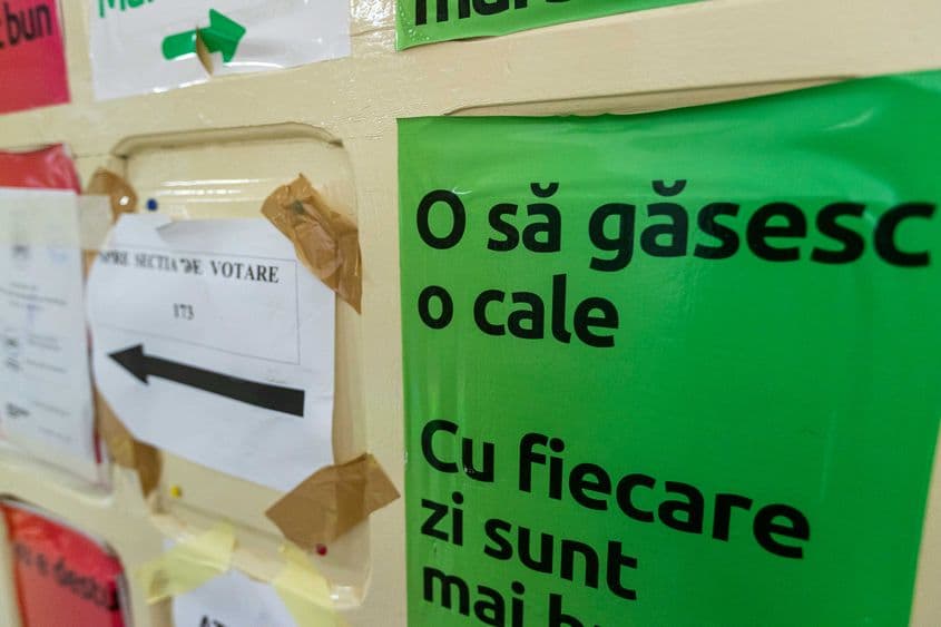 Primii alegatori participa la procesul de vot pentru turul II al alegerilor prezidentiale, duminica 18 mai 2025, Timisoara.INQUAM PHOTOS/Virgil Simonescu