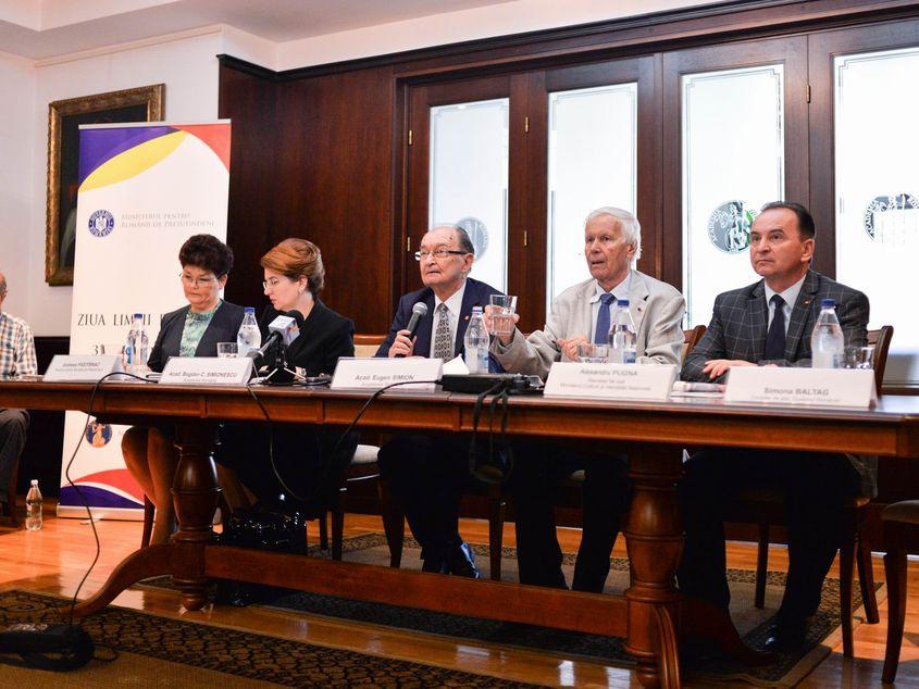 Prezidiul dezbaterii de la Academie i-a inclus pe secretarul de stat Oana Bucur (în stânga), ministrul Andreea Păstîrnac, acad. Bogdan C. Simionescu, acad. Eugen Simion și pe secretarul de stat Alexandru Pugna. Foto: Lucian Muntean