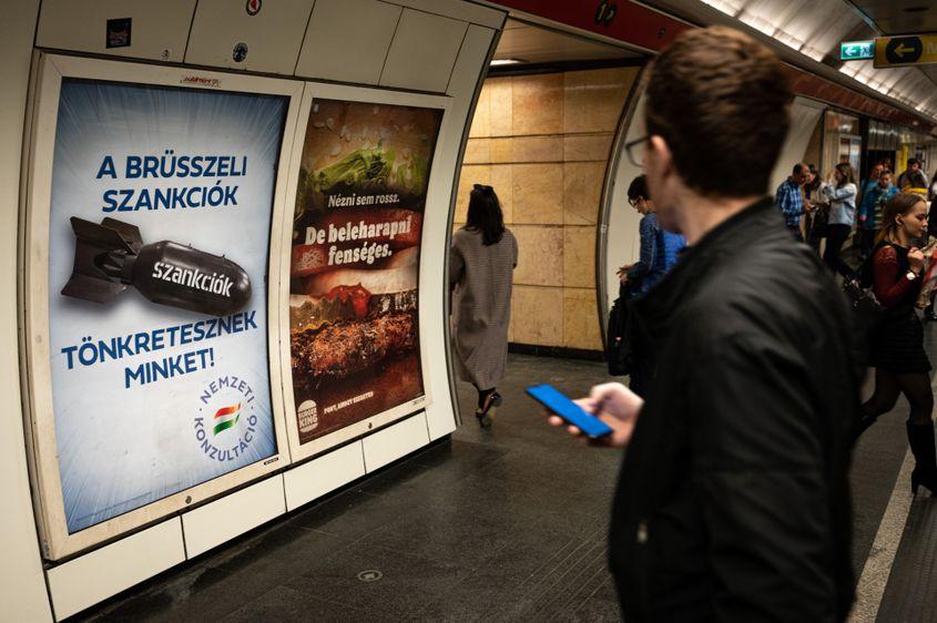 Budapesta a fost împânzită de afișe care promovează consultarea națională privind sancțiunile anti-Rusia. Sursă foto: 444.hu