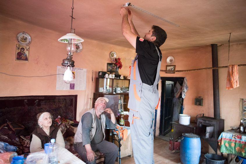 Cornelia și Marcel Butican au asistat uimiți la munca voluntarilor de la „Free Miorița”.