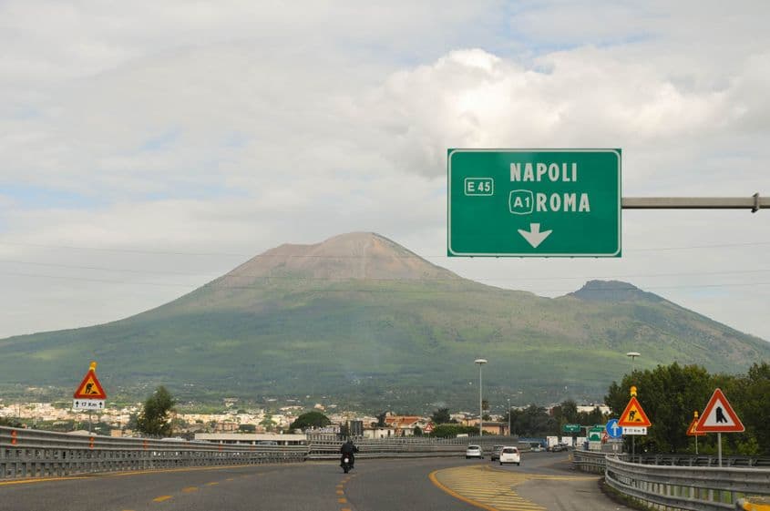 Autostrada A3 trece prin vest, chiar pe la baza vulcanului Vezuviu. Foto: Lucian Muntean