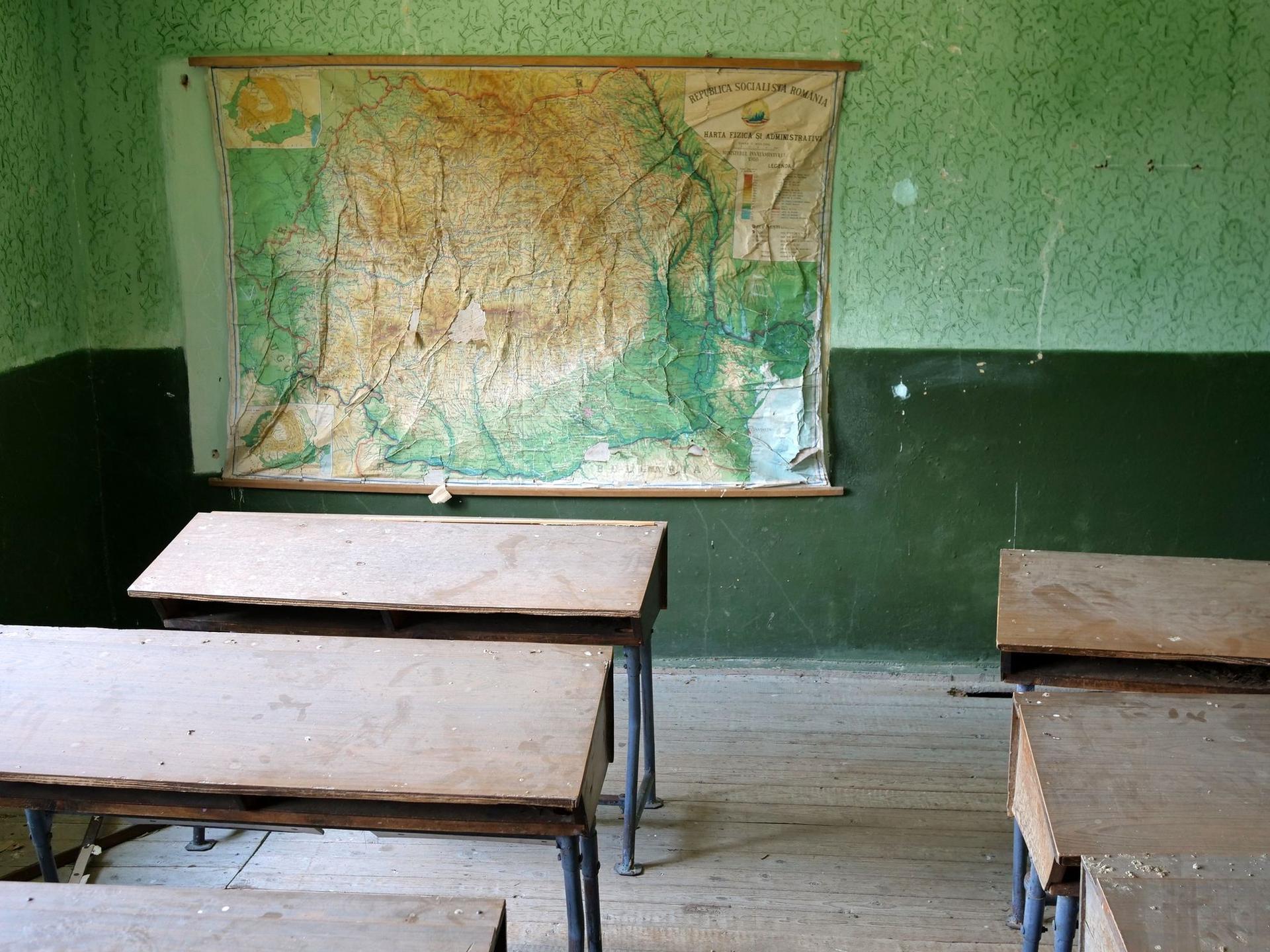 Școala părăsită de pe Platoul Târsa