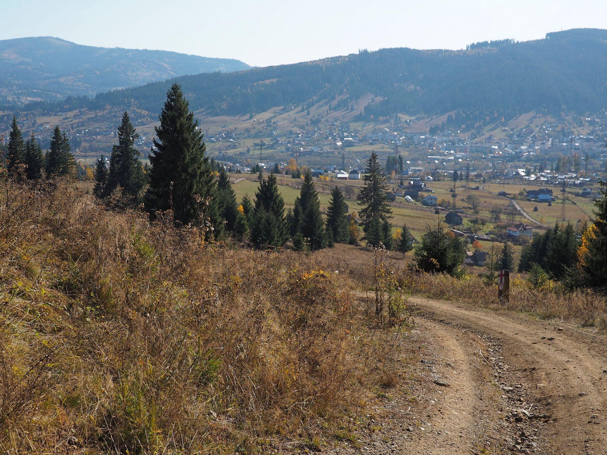 Cum vii din Pasul Mestecăniș la vale, dai peste un loc așezat parcă anume pentru a uni comunități și diversități naturale de excepție.