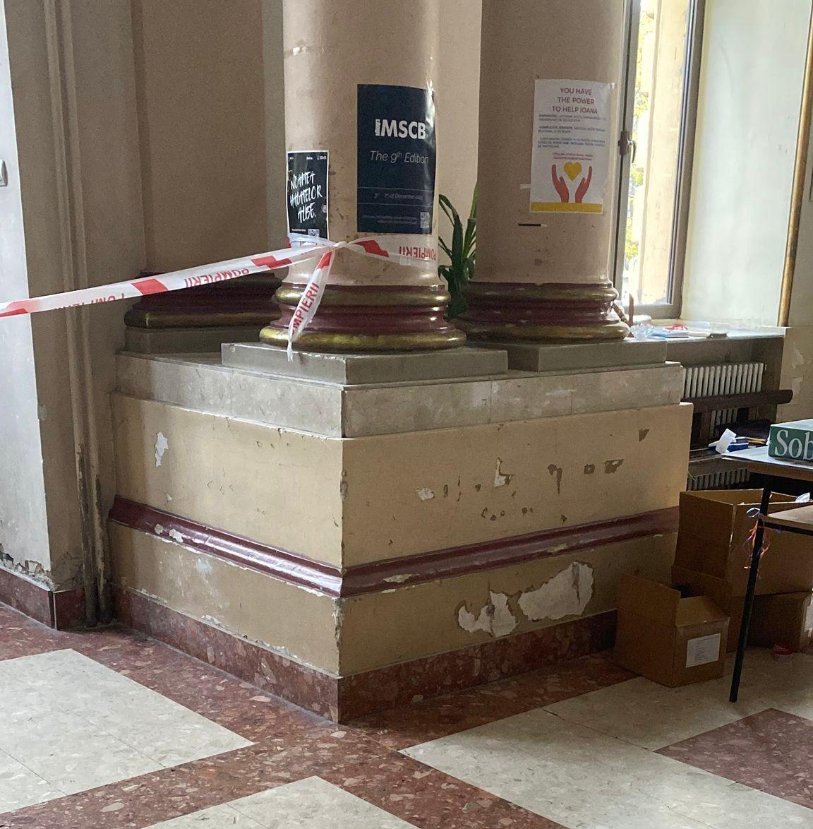 În soclu se pot vedea crăpături, care continuă și pe pereți