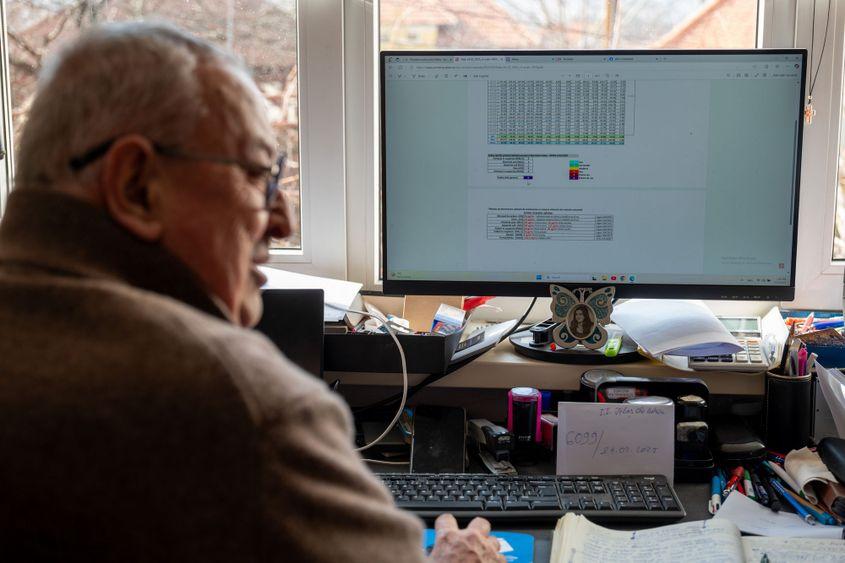 Inginerul pensionar Ioan Căldare, unul dintre locuitorii Sebeșului care susține de 10 ani că aerul din oraș este poluat cu emisii din industrie. Foto: Raul Ștef